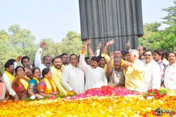 NTR Family Visit to NTR Ghat 2016
